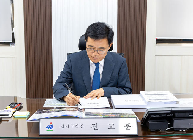 진교훈 강서구청장 1호 결재 모습&nbsp;