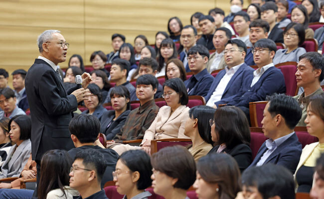유인촌 문화체육관광부 장관이 16일 세종시 정부세종청사 15동 대강당에서 열린 취임식에서 취임사를 하고 있다.&nbsp;