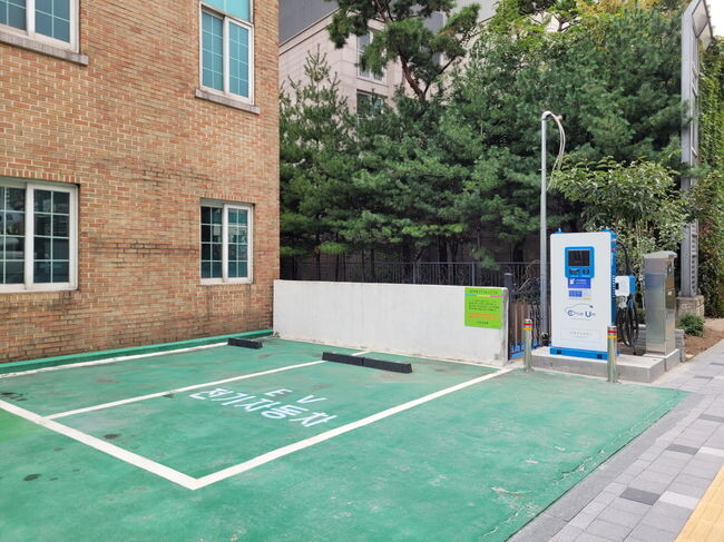 시온성교회(종암로30길 50)에 설치된 급속충전기 모습