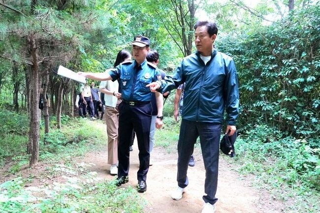 오세훈 서울시장(사진 오른쪽)이 지난 8월18일 오후 관악산 등산로 범죄현장으로 이동 중에 박민영 관악경찰서장(사진 왼쪽)으로부터 설명을 듣고 있다. 