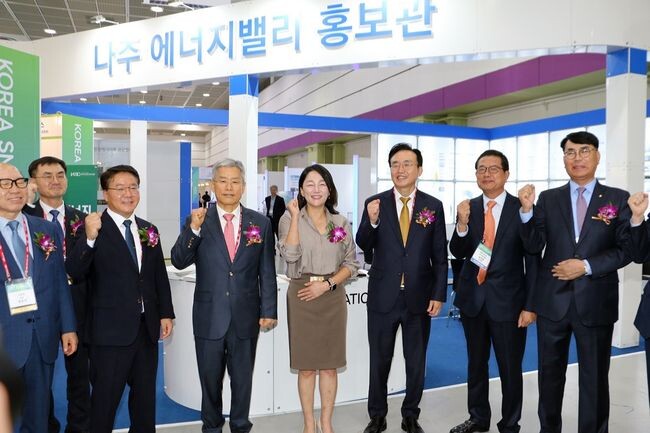 윤병태 나주시장이 18일 이재정 국회 이재정 국회 산업통상자원중소벤처기업위원회 위원장, 김동철 한국전력 사장 등과 서울 코엑스에서 개최한 ‘2023 수도권 투자유치 로드쇼’ 부스 현장을 돌아보고 있다. 