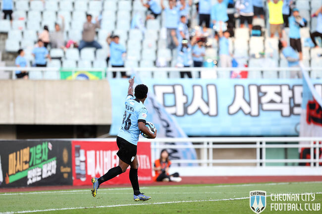 천안시티FC가 첫 승 상대인 성남FC를 홈에서 다시 한번 만난다. 사진은 김포전 득점하는 파울리뇨