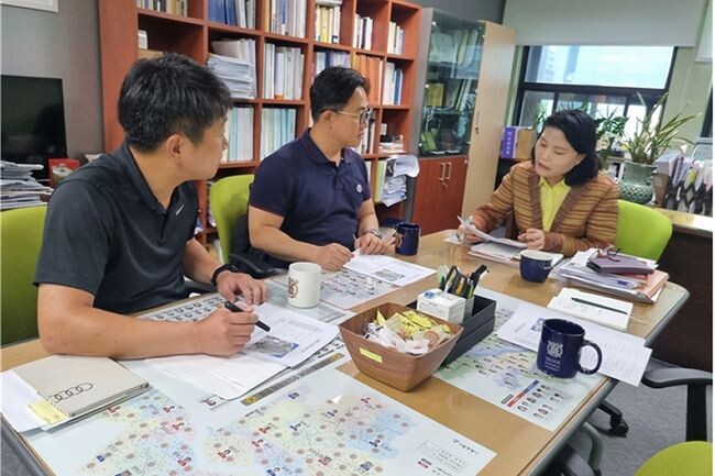 망월천 정비사업 관련 진행 사항 보고를 받고 있는 박춘선 시의원