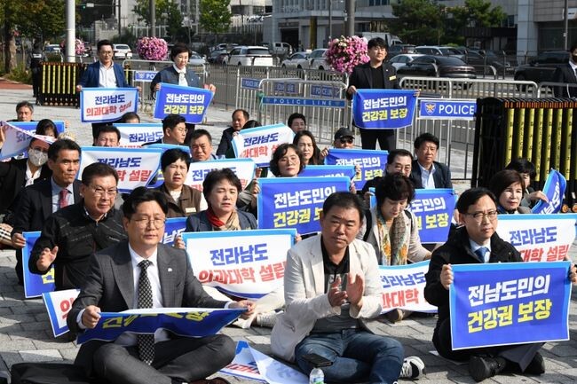 지난 18일 순천시의회는 서울 용산 전쟁기념관 앞에서 열린 전남 의과대학 신설 촉구 집회에 참석해 의대 신설을 요구하는 목소리를 냈다.