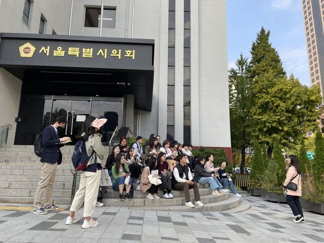 구로구 신규직원들이 인권현장 탐방 교육을 듣고 있다.