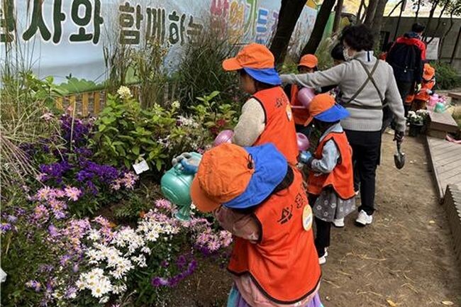 지난 20일 후암어린이집 원아들이 해방촌 마을정원사와 정원을 가꿨다.