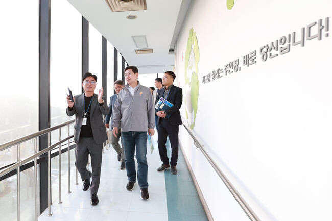 이상일 용인특례시장이 지난 20일 충청남도 아산시 '아산환경과학공원'을 방문해 폐기물 소각시설 운영 현황과 사례를 듣고 의견을 교환했다.
