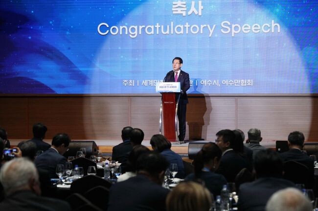 김영록 전라남도지사가 20일 오후 여수 소노캄호텔에서 열린 제17차 세계에서 가장 아름다운 만 세계총회에서 축사를 하고 있다.&nbsp;