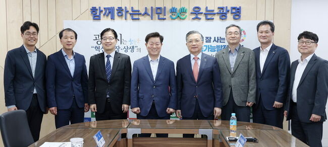박승원 광명시장(사진 왼쪽 네번째)은 지난 24일 한국토지주택공사(LH) 이한준 사장(사진 왼쪽 다섯번째)을 만나 광명시흥 신도시 서울방면 광역교통개선대책 수립 촉구 등 신도시 관련 현안에 대한 시의 강력한 의지를 전달했다.