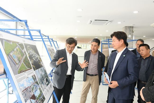 조용익 부천시장과 한상휘 주택국장이 부천미래건축특별전을 관람하고 있다.