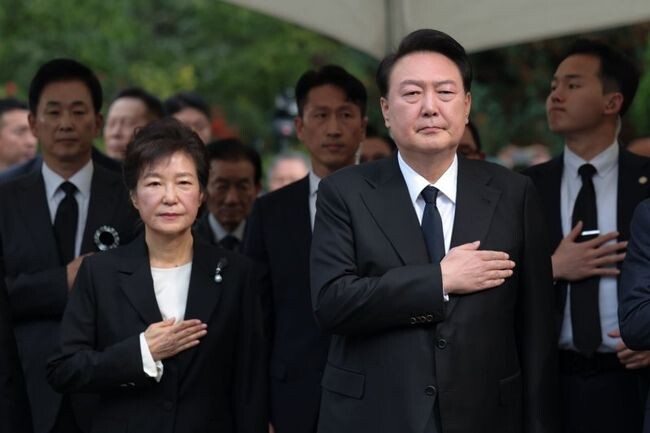 윤석열 대통령은 지난 26일 국립서울현충원 박정희 前 대통령 묘역에서 거행된 박정희 前 대통령 서거 제44주기 추도식에 참석했다.