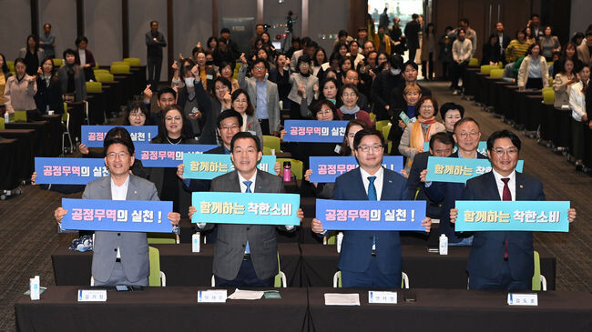 행사 참석자들이 기념사진을 촬영하고 있다.