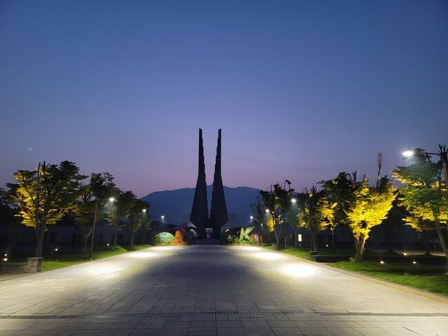 경관조명과 보행등이 설치된 독립기념관 광장 이동 보행로.