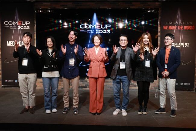 이영 중소벤처기업부 장관(가운데)이 30일 &nbsp;30일 서울 서초구 드림플러스에서 열린 '컴업(COME UP) 2023 기자 브리핑' 에서 박재욱 (사)코리아스타트업포럼 의장(왼쪽에서 세 번째) 및 참석자들과 기념 촬영을 하고 있다.&nbsp;