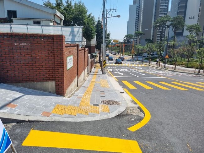 수원공고 정문 주변 통학로 시공 후.