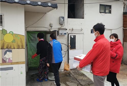 쪽방 물품 전달 사진 
