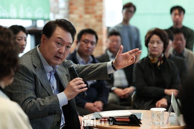 윤석열 대통령은 11월1일 서울 마포구에 있는 카페에서 제21차 비상경제민생회의를 주재했다. 