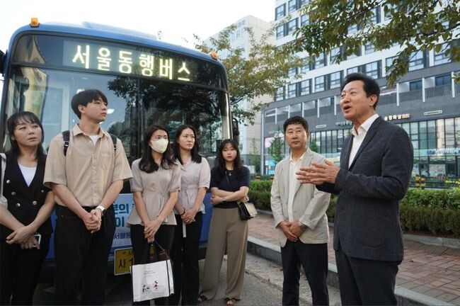 오세훈 서울시장이 지난 8월17일 오전 김포시 풍무동에서 출발하는 서울동행버스 02번 시승에 앞서 시민들에게 서울동행버스의 취지에 대해 설명하고 있다.