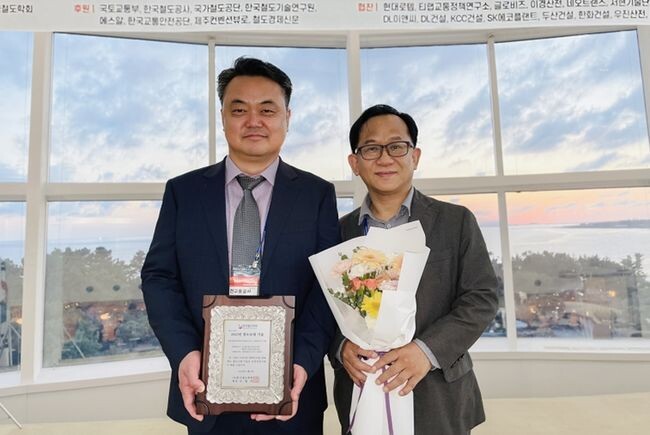 인천교통공사는 2일 제주국제컨벤션센터에서 한국철도학회가 개최한 2023년 추계학술대회에서 &lsquo;철도 10대 기술&rsquo; 수상자로 선정됐다. 박준선 신호팀장, 박병철 영업본부장.&nbsp;