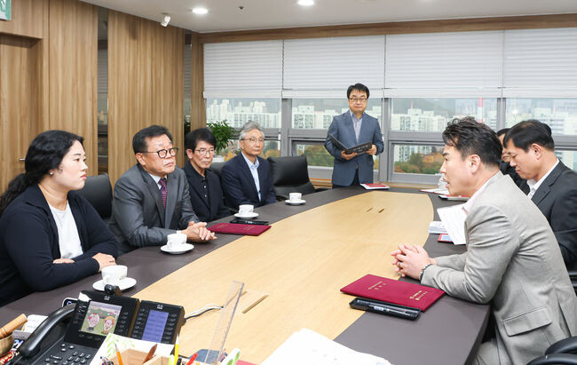 오언석 도봉구청장과 창동동아아파트 관계자들이 재건축 사업 추진에 대해 논의하고 있다