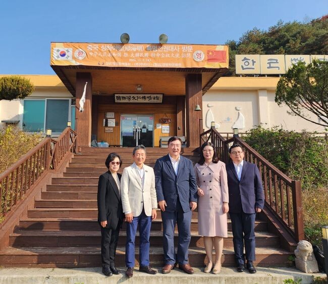 중앙우측으로 싱하이밍 대사부부 탕량참사관