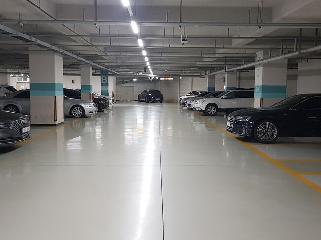 한화비즈메트로(구로디지털로 242) 부설주차장 내부 지하 주차 공간