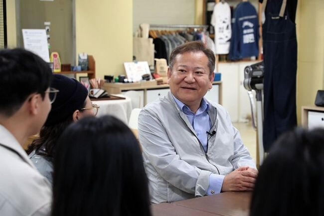 이상민 행정안전부 장관이 지난 5일 오전 경남 거제시 장승포로 거제 청년마을 '아웃도어 아일랜드'를 찾아 지역정착 청년 대표들과 대화를 하고 있다.&nbsp;