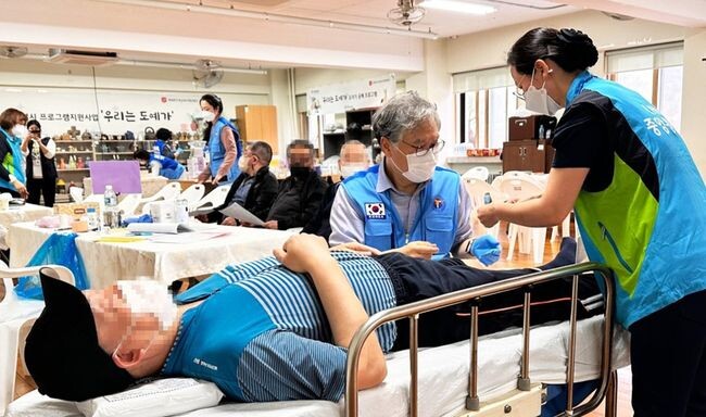 대한의사협회와 한국의사100년기념재단은 지난 5일 서울시립 은평의마을에서 입소자들을 대상으로 제8회 의료사랑나눔 행사를 진행했다고 밝혔다. 