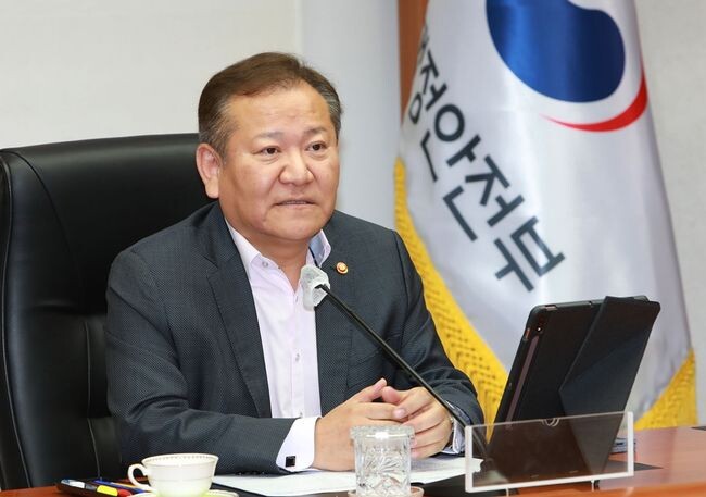 이상민 행정안전부 장관이 지난 3일 오후 서울 종로구 정부서울청사에서 열린 현장&middot;민생과제 추진상황 및 연말&middot;연초 주요 추진과제 점검회의에 참석하여 모두발언을 하고 있다.&nbsp;