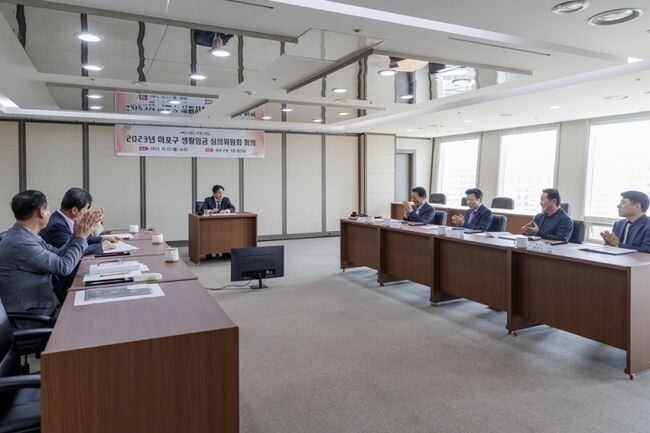 2023년 마포구 생활임금 심의위원회 회의에서 박강수 마포구청장이 인사말을 하고 있다.