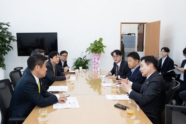 원희룡 국토교통부 장관은 지난 7일 국회 본관에서 1기 신도시 정비 총괄기획가들과 함께 국민의힘 유의동 정책위의장, 박정하 수석대변인을 만나 1기 신도시를 비롯한 노후계획도시 정비 및 지원을 위한 특별법 제정에 국회의 적극적인 협조를 요청했다.