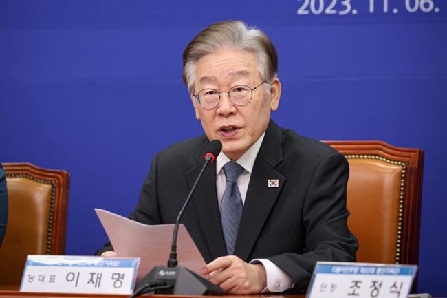 더불어민주당 이재명 대표는 8일 &quot;국민적 합의로 만들어 낸 중요한 정책들을 그야말로 포퓰리즘적으로 조변석개하듯 뜯어고치는 일들이 최근에 자주 발생한다&quot;고 말했다.&nbsp;