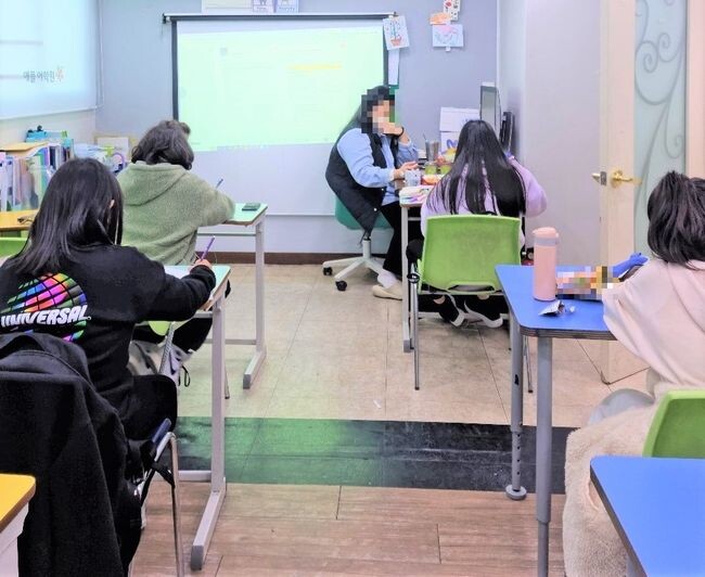 '청소년 희망디자인 드림코칭' 참여자들이 학원 강의를 수강하는 모습