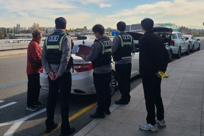한국공항공사는 김포공항 내 불법사설주차대행으로 인한 피해예방을 위해 11월 한 달간 김포공항경찰대, 강서경찰서, 강서구청과 함께 특별 합동단속을 실시한다.