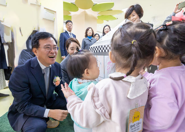 진교훈 서울 강서구청장(왼쪽 첫 번째)이 10일 오전 발산1동 강서구육아종합지원센터 2층에 조성된 서울형 키즈카페 강서구 1호점 개소식에서 아이들을 바라보며 활짝 웃고 있다.