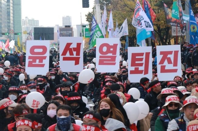 한국노총이 11일 오후 1시 서울 영등포구 여의도동 여의대로에서 전국노동자대회를 열고 있다. 