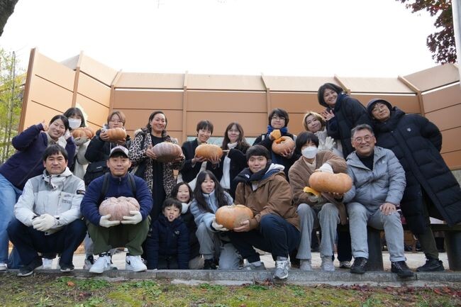 구출 사육곰에게 선물할 호박 간식을 들고 ‘사육곰에게 자유를!’을 외치는 참가자들