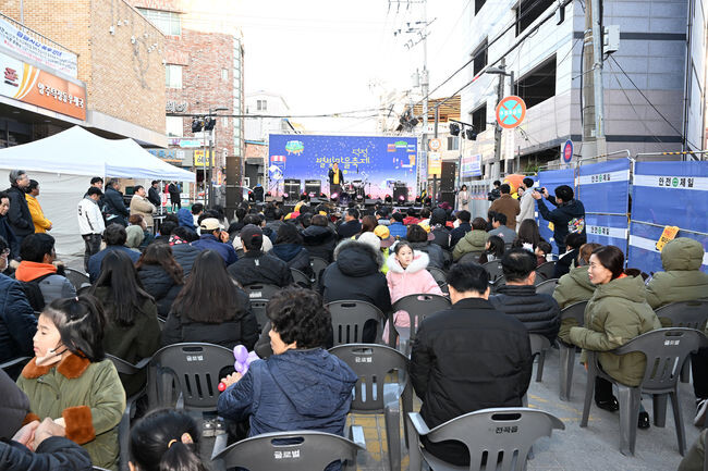 양주시는 지난 11일 덕정 마을축제준비위원회(위원장 최선웅)에서 준비한 ‘2023 덕정 별빛마을 축제’가 성황리에 마무리했다고 밝혔다.