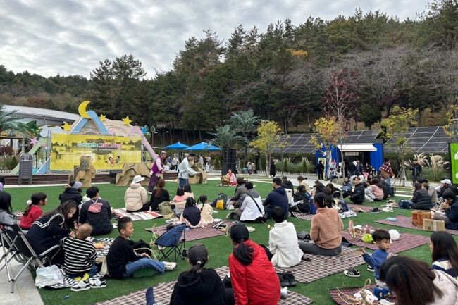 진주시가 11일 진양호공원 후문 꿈키움동산 앞 다이나믹 광장에서 개최한 가을축제 &lsquo;추억여행:그때 그 시절&rsquo;이 성황리에 마무리됐다.