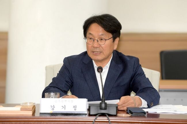 광주광역시(시장 강기정)는 10일 &lsquo;민생회복과 광주도약&rsquo;을 목표로 한 내년도 본예산안 6조9083억원을 편성, 의회에 제출했다.