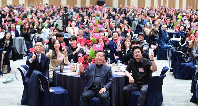 유정복 인천광역시장이 11일 송도컨벤시아에서 열린 '제7회 1,000만 애인 소통 토론회'에서 토론을 마치고 참석자들과 기념촬영을 하고 있다. 