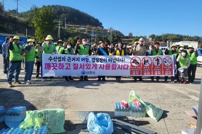 사천시는 지난 8일 늑도항 일원을 중심으로 캠핑 행위 및 쓰레기 불법 투기 근절 캠페인을 벌였다.&nbsp;