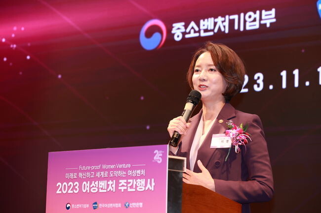 이영 중소벤처기업부 장관이 13일 서울 서초구 엘타워에서 열린 '2023 여성벤처 주간행사'에서 축사를 하고 있다.&nbsp;