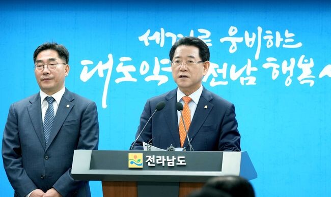 김영록 전라남도지사가 13일 오후 도청 브리핑룸에서 이병운 순천대 총장과 함께 “국립순천대학교의 ‘글로컬대학 본지정’을 적극 환영하며 순천대를 지역발전의 허브 역할을 하는 거점대로 집중 육성하겠다”고 밝히고 있다.
