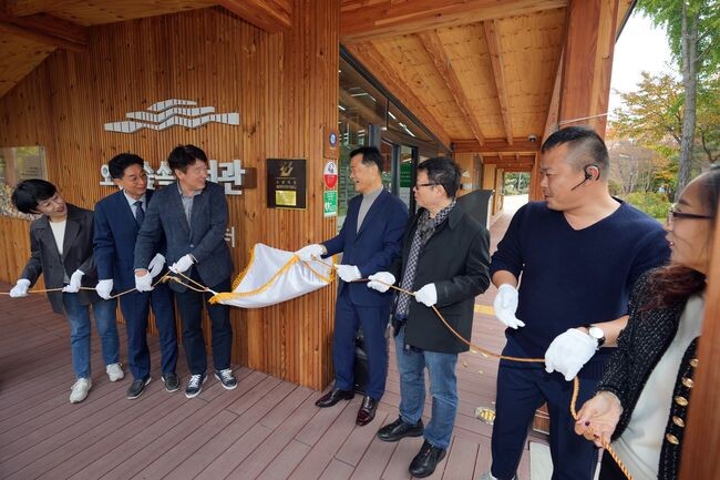 서울 성북구가 오동숲속도서관의 한국건축가협회의 건축상 수상을 기념해 제막식을 열었다.&nbsp;