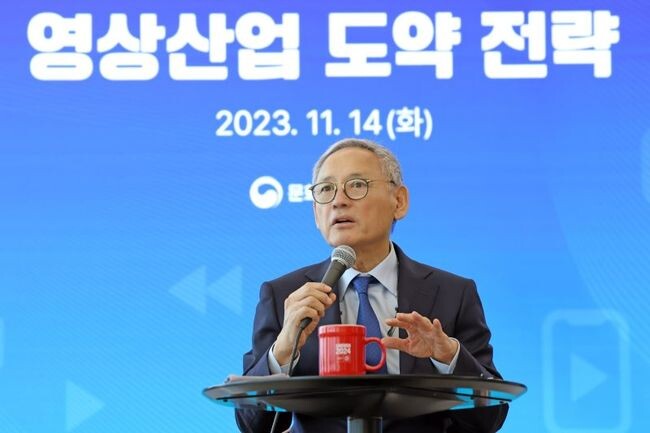 유인촌 문화체육관광부 장관이 14일 오전, 서울 서대문구 모두예술극장에서 취임 후 첫 번째 정책으로 ‘영상산업 도약 전략’을 발표하고 있다.&nbsp;
