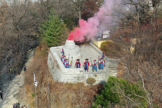 지난 2022년 개최된 &lsquo;아차산 봉수대 터 봉수거화 재현식&rsquo;