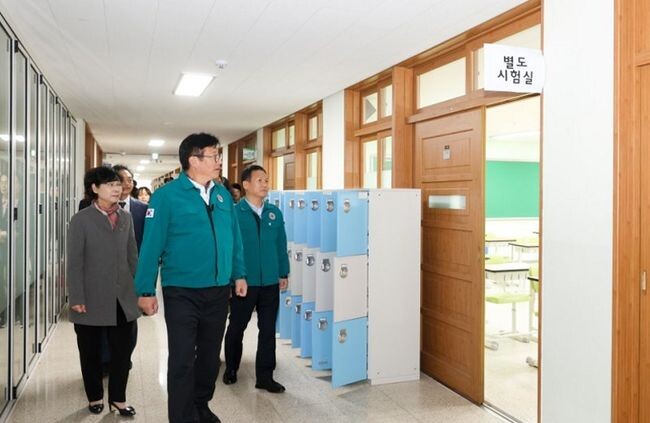 인천광역시교육청 도성훈 교육감은 15일 박덕수 인천광역시 행정부시장과 함께 2024학년도 수능 시험장인 문일여자고등학교를 방문해 수능 준비 상황을 점검하고 안전한 시험 시행을 당부했다.