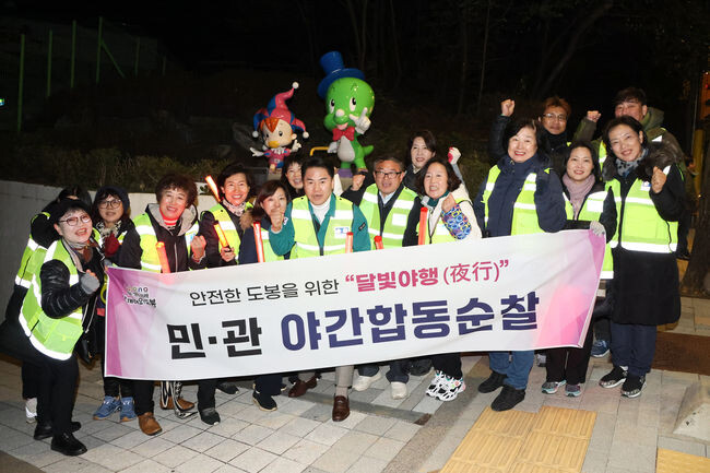 도봉구는 지난 14일 쌍문1, 4동을 시작으로 연말까지 14개동 6개 권역별 야간순찰에 나선다.