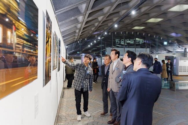 서울교통공사는 「2023 서울교통공사 지하철 사진 공모전」 수상작 41점과 사내 사진 공모전 수상작 10점을 11월15일부터 3호선 경복궁역 메트로미술관 1관에서 선보인다고 밝혔다.